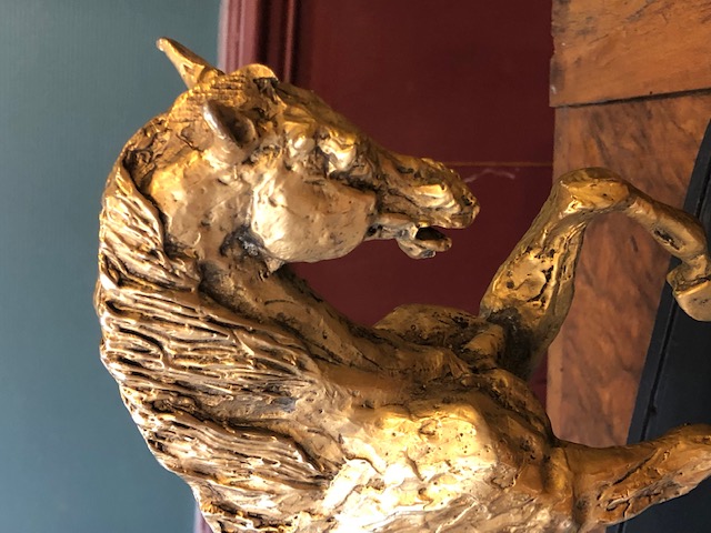 Cheval en métal doré vintage