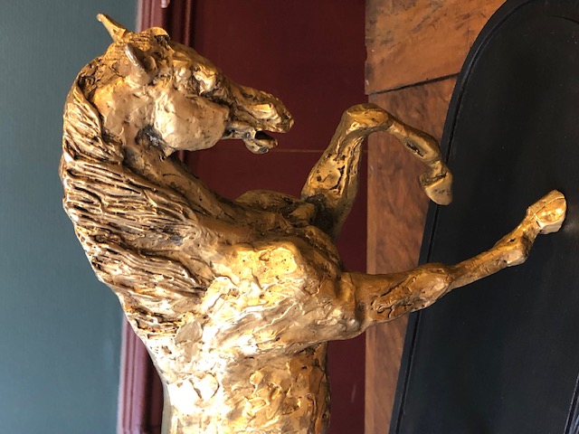 Cheval en métal doré vintage