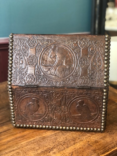 Coffret ancien en chêne gainé de cuir clouté 