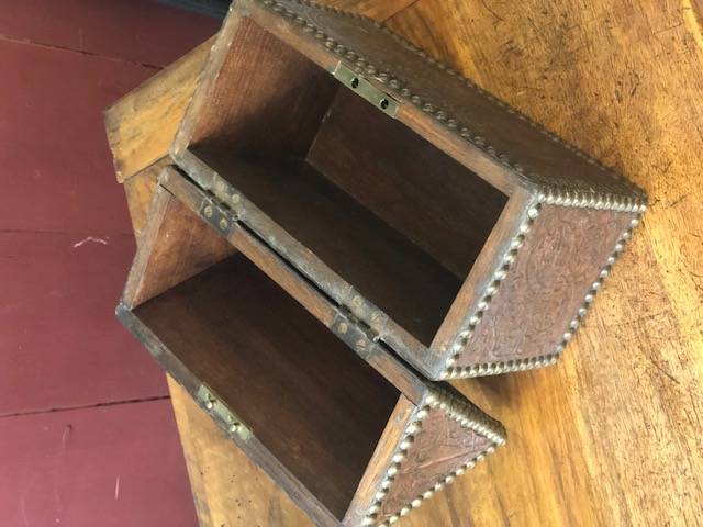 Coffret ancien en chêne gainé de cuir clouté 