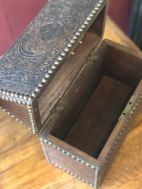 Coffret ancien en chêne gainé de cuir clouté 