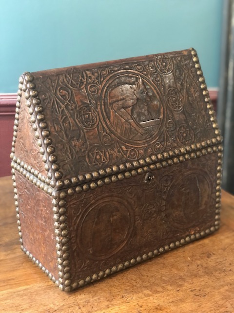 Coffret ancien en chêne gainé de cuir clouté 