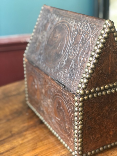Coffret ancien en chêne gainé de cuir clouté 