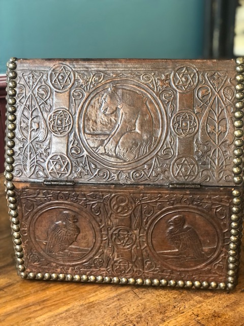 Coffret ancien en chêne gainé de cuir clouté 