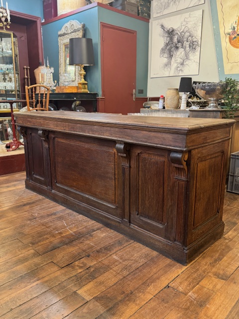 Comptoir de magasin en chêne