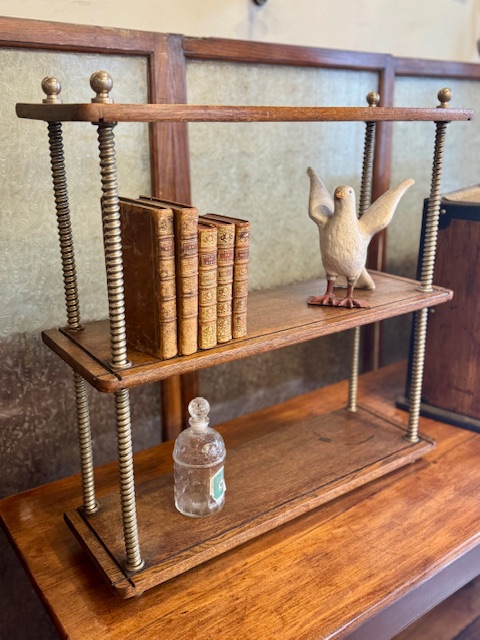 Etagère en bois et support métal torsadé
