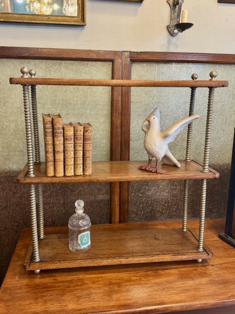 Etagère en bois et support métal torsadé
