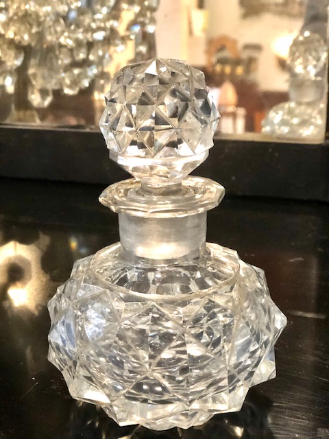 Flacon de parfum en cristal taillé pointe de diamant