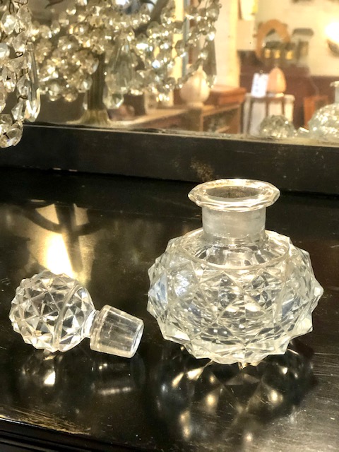 Flacon de parfum en cristal taillé pointe de diamant