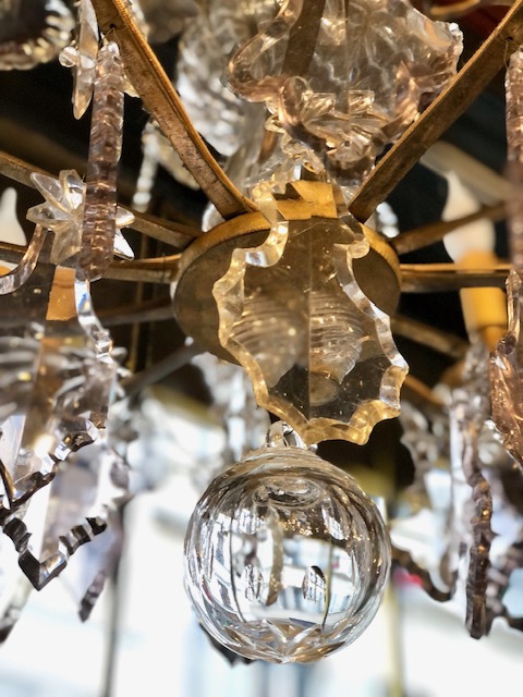 Grand lustre à pampilles et poignards ancien