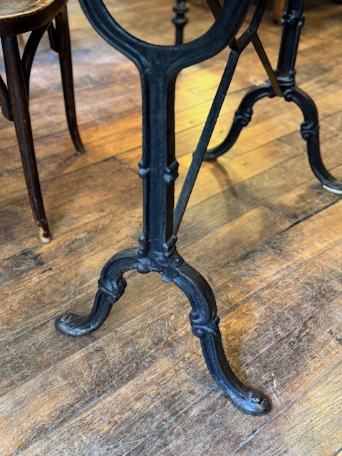 Grande table de bistrot ancienne