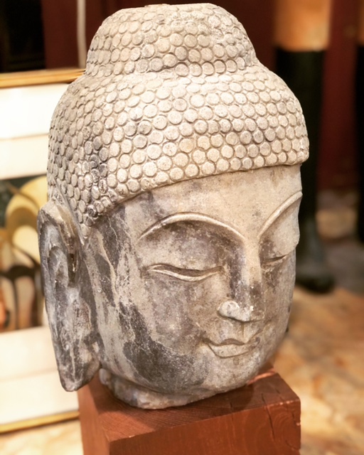 Grande tête de Bouddha en pierre