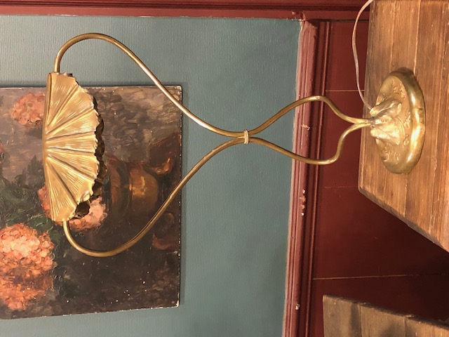 Lampe art nouveau en laiton ciselé
