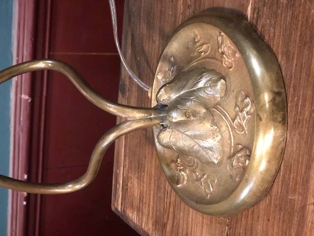 Lampe art nouveau en laiton ciselé