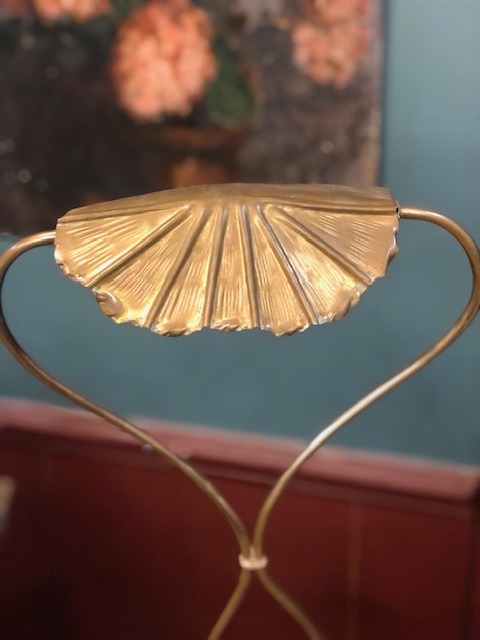 Lampe art nouveau en laiton ciselé