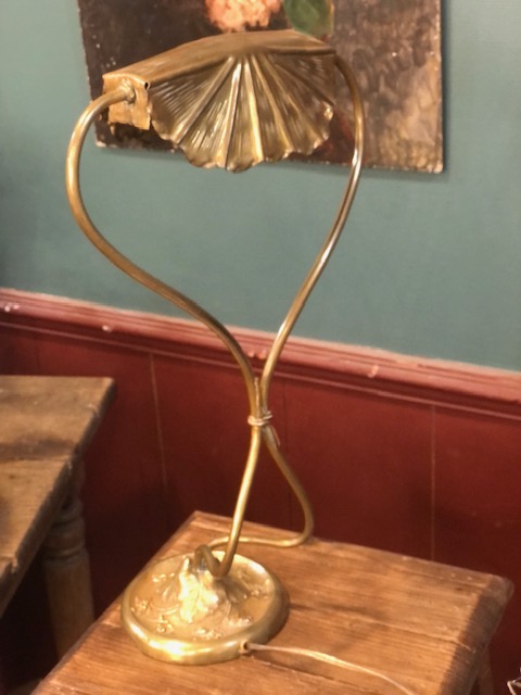Lampe art nouveau en laiton ciselé