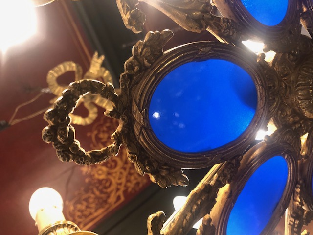 Lustre en bronze tetes de cariatides