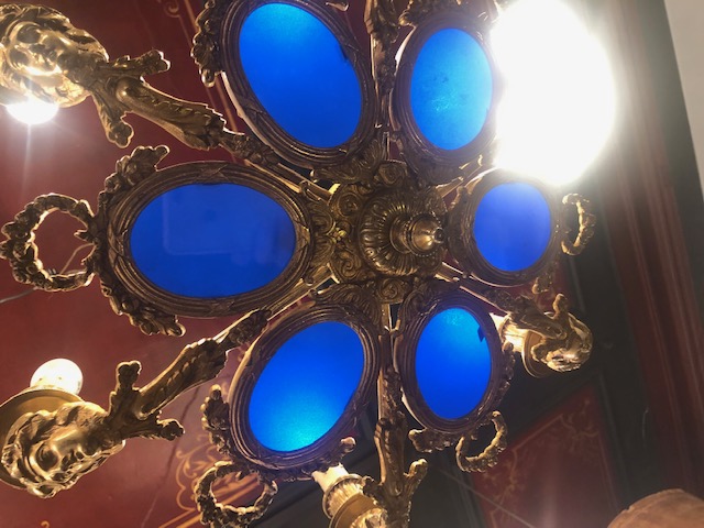 Lustre en bronze tetes de cariatides