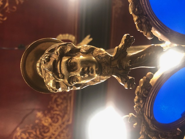 Lustre en bronze tetes de cariatides