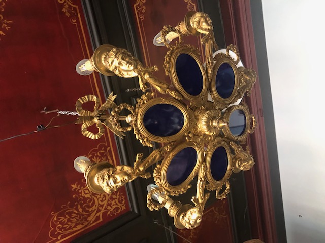 Lustre en bronze tetes de cariatides