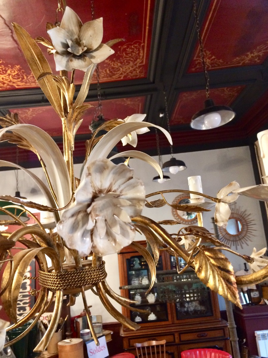 Lustre en métal doré et fleurs peintes