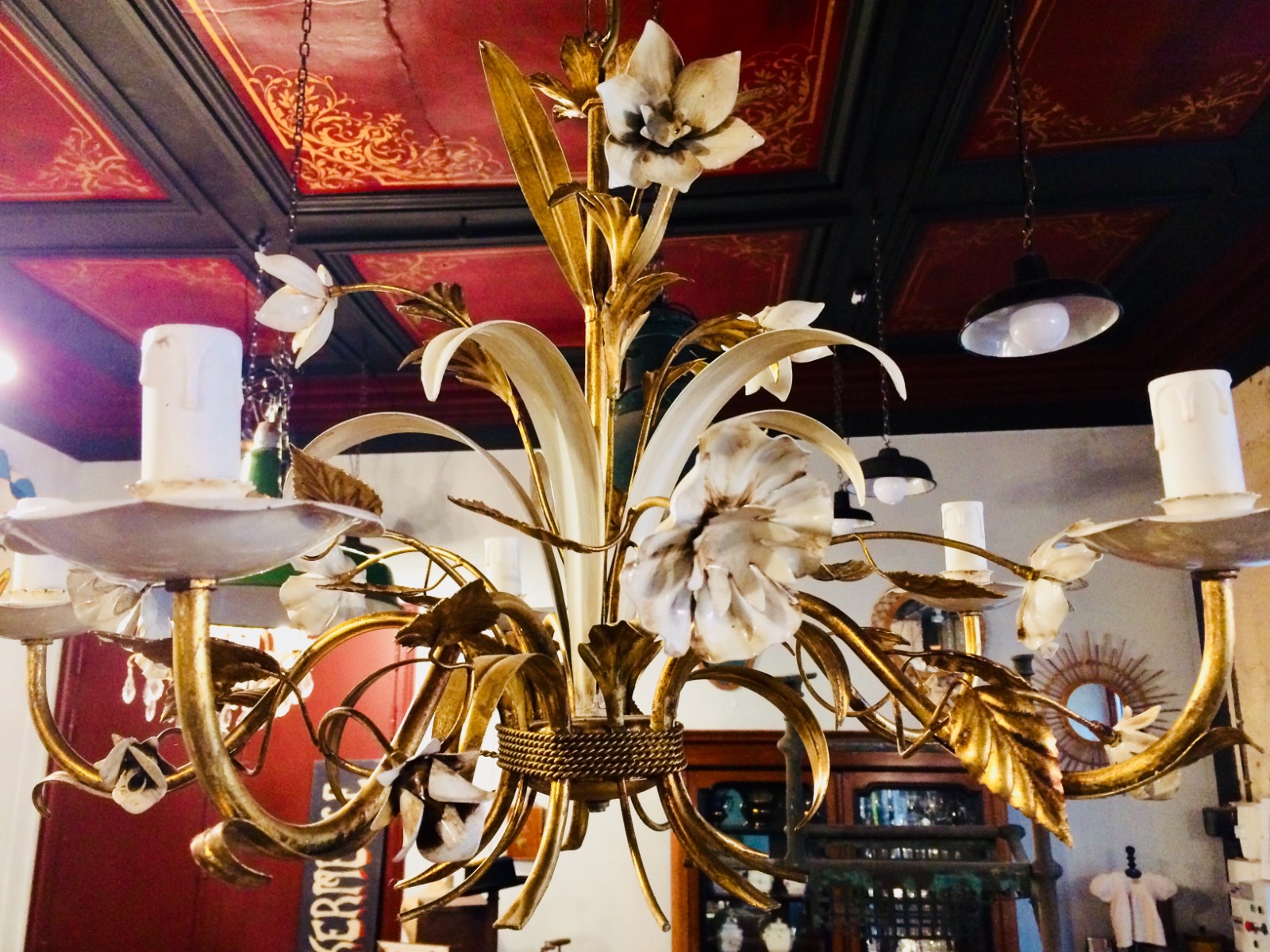 Lustre en métal doré et fleurs peintes