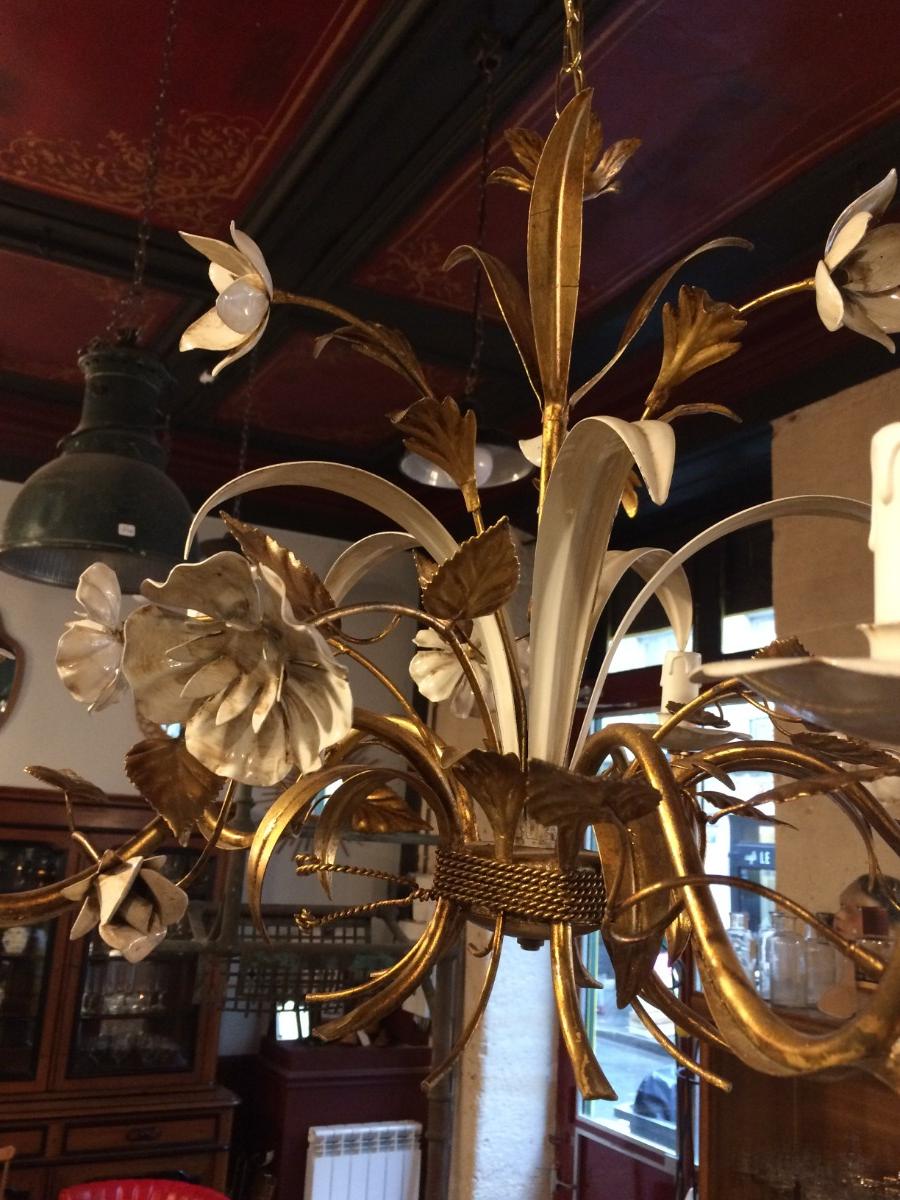 Lustre en métal doré et fleurs peintes