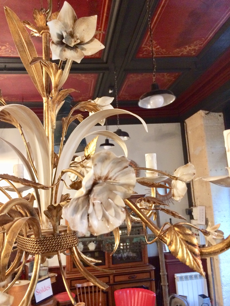 Lustre en métal doré et fleurs peintes