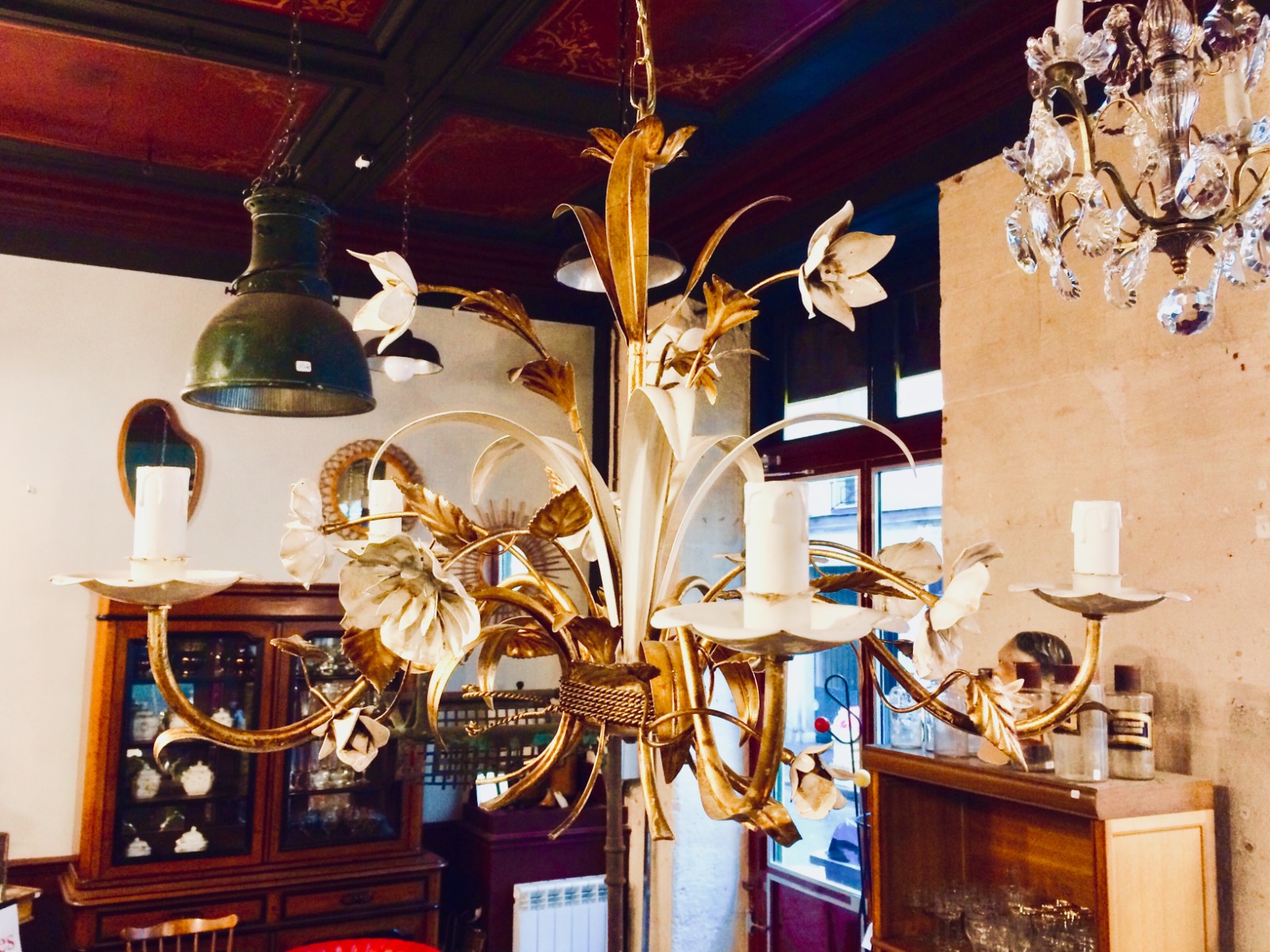 Lustre en métal doré et fleurs peintes