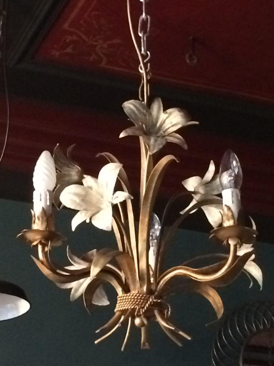 Lustre en métal doré et fleurs peintes