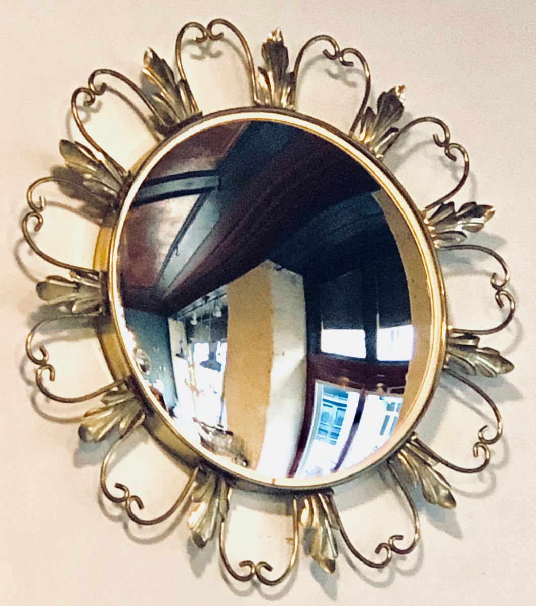 Miroir bombé décor arabesque métal doré