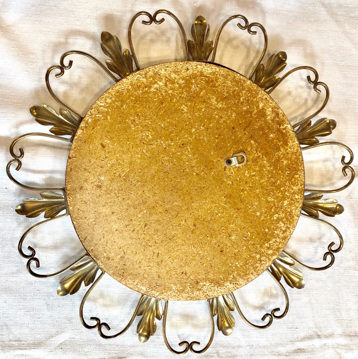 Miroir bombé décor arabesque métal doré