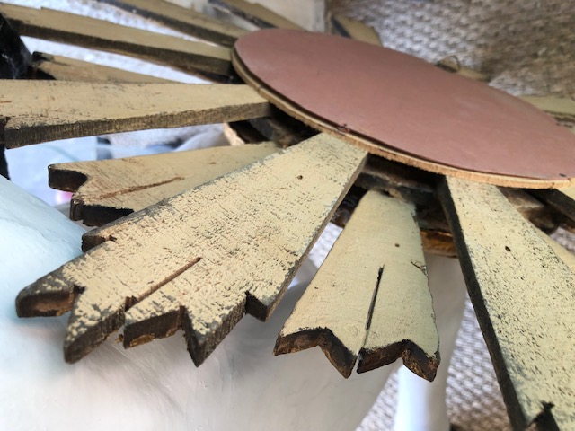 Miroir sorcière en bois doré