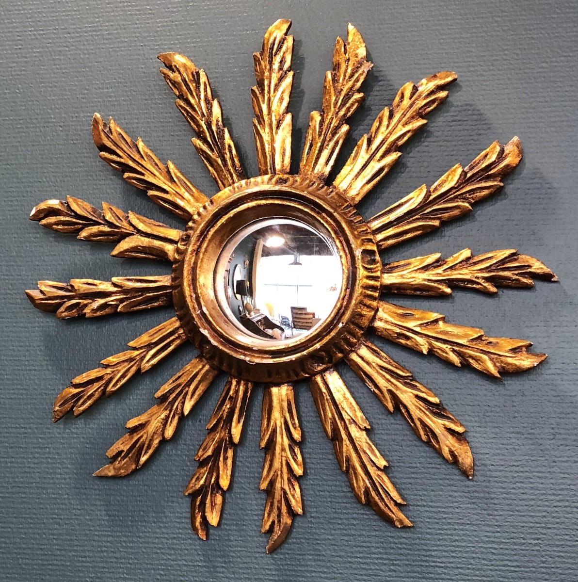Miroir sorcière soleil en bois dore