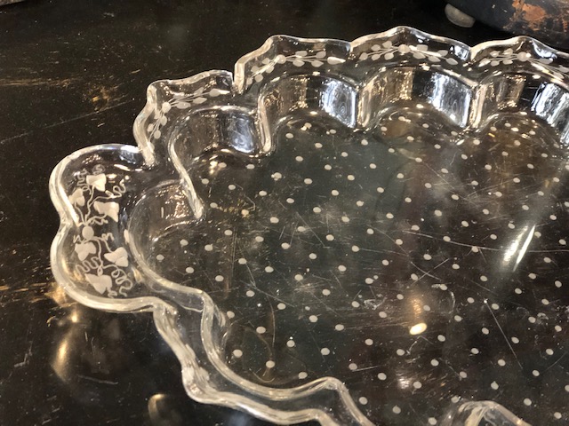 Plat en cristal gravé
