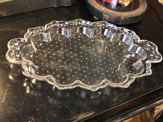 Plat en cristal gravé