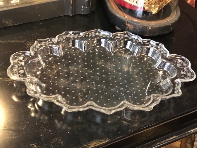 Plat en cristal gravé