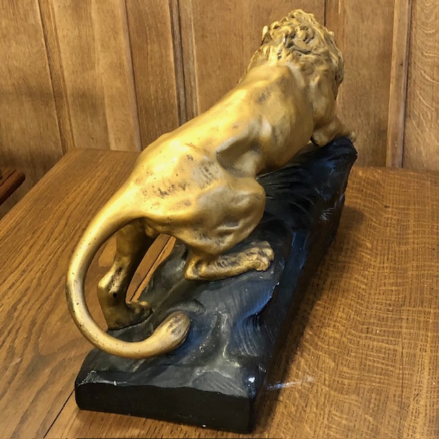 Sculpture lion en platre L.Samson