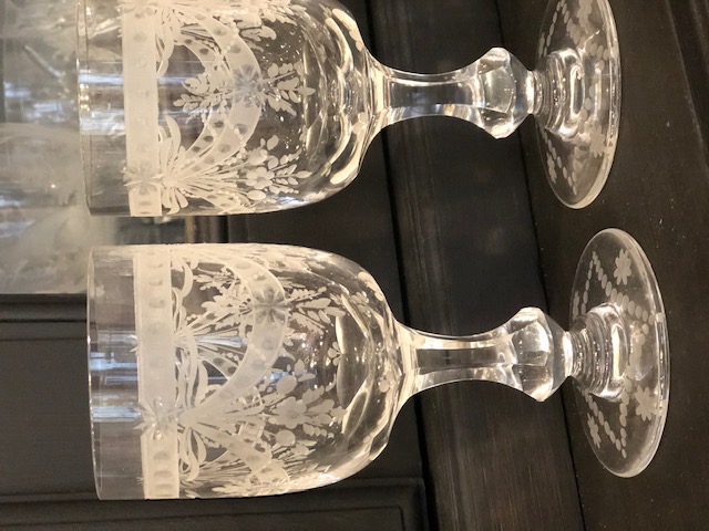 Service de 24 verres en cristal de Lorraine décor guirlande de fleurs 19 ème 