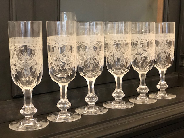 Service de 24 verres en cristal de Lorraine décor guirlande de fleurs 19 ème 