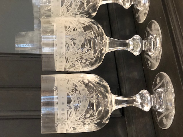 Service de 24 verres en cristal de Lorraine décor guirlande de fleurs 19 ème 
