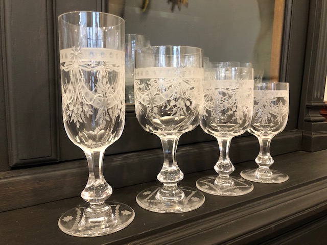 Service de 24 verres en cristal de Lorraine décor guirlande de fleurs 19 ème 
