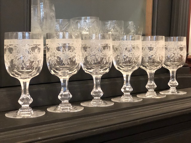 Service de 24 verres en cristal de Lorraine décor guirlande de fleurs 19 ème 