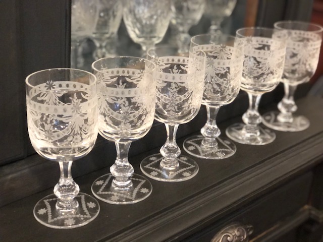 Service de 24 verres en cristal de Lorraine décor guirlande de fleurs 19 ème 
