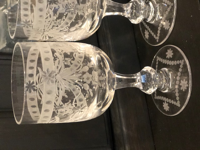 Service de 24 verres en cristal de Lorraine décor guirlande de fleurs 19 ème 