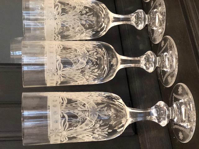 Service de 24 verres en cristal de Lorraine décor guirlande de fleurs 19 ème 