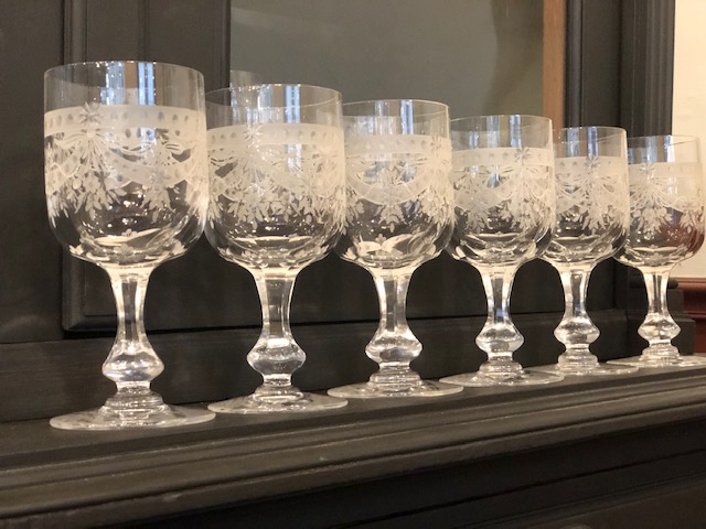Service de 24 verres en cristal de Lorraine décor guirlande de fleurs 19 ème 