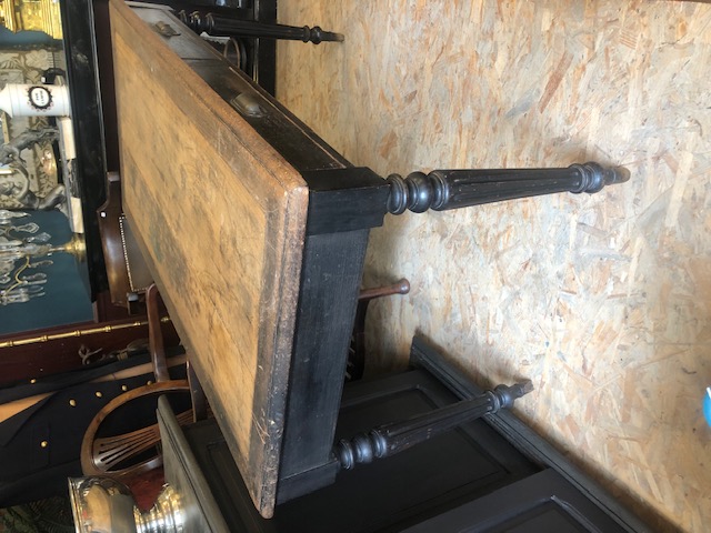 Table de bureau pieds tournés bois noircit 1900