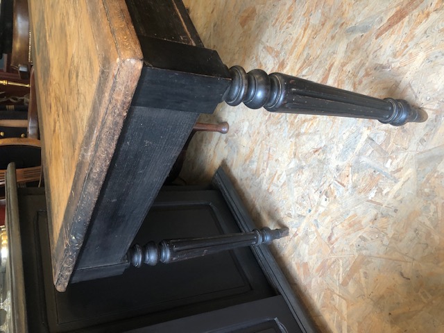 Table de bureau pieds tournés bois noircit 1900