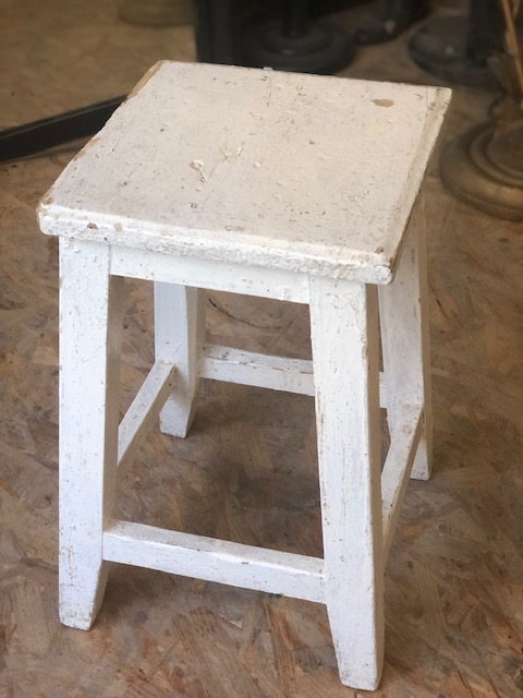 Tabouret vintage en bois peint blanc patiné